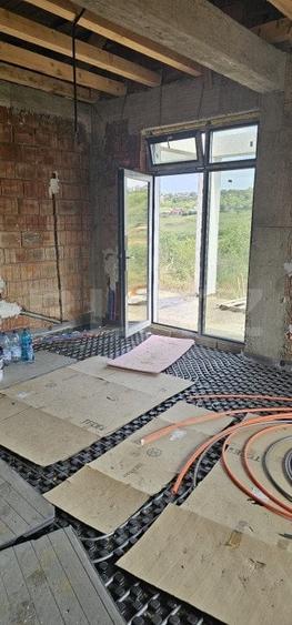 Casa la rosu, 4 camere, terasa mare cu vedere foarte frumoasa, zona Visan - 4