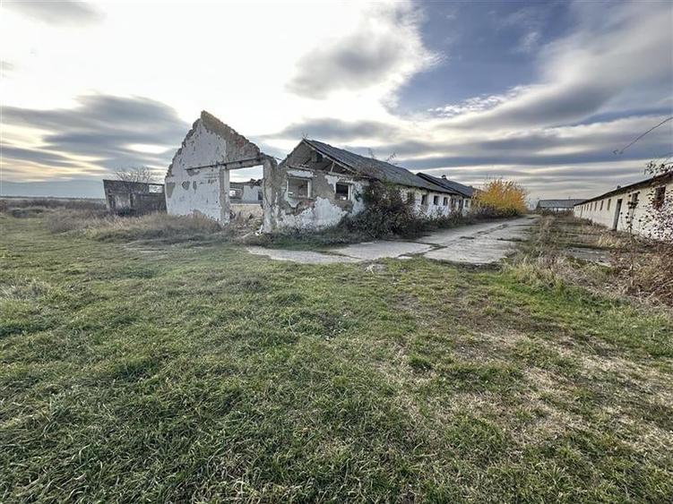 Teren Construcții intravilan de 27015 mp, în Exterior Nord