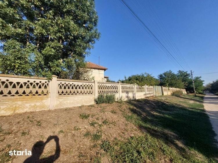 Casă cu 4 camere cu Teren 120 Mp în Cervenia