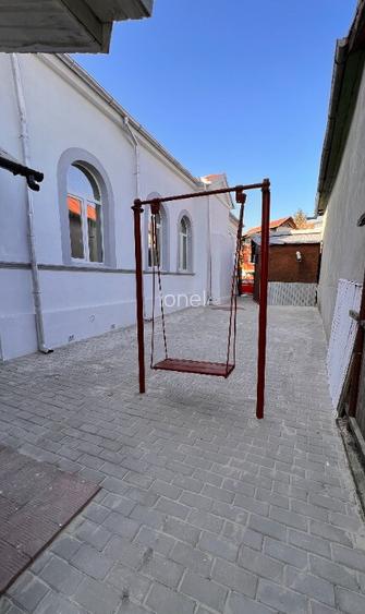 Casa cu 4 camere, curte si garaj - Zona Teilor Casa cu 4 camere, curte si garaj - Zona Teilor