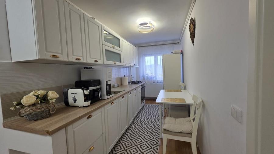 Apartament cu 3 camere decomandat, mobilat în Vasile Aaron