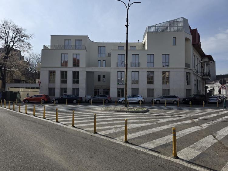 Apartament cu 3 camere decomandat, mobilat în P-ța Universității