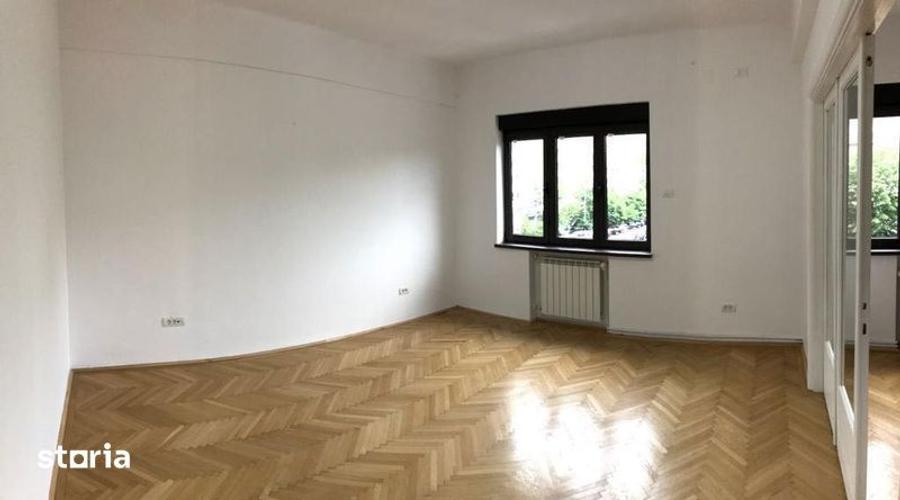 Apartament cu 4 camere semidecomandat, mobilat în Amzei