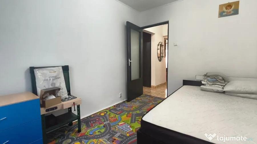 Apartament cu 3 camere decomandat în Piața Centrală