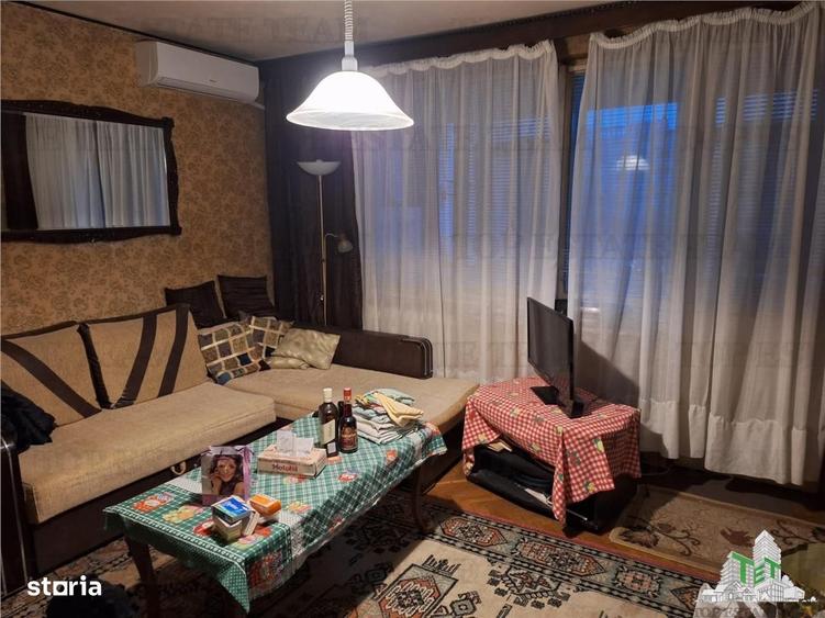 Apartament cu 3 camere semidecomandat în Tei