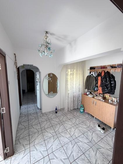 Apartament cu 3 camere decomandat în Lacul Tei