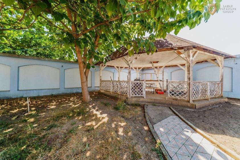 Casă cu 7 camere cu Piscina în Pârneava
