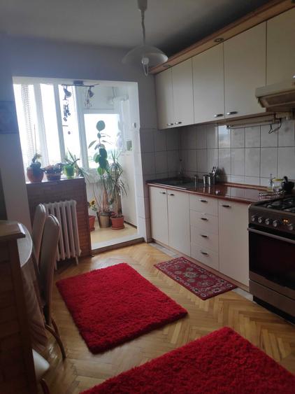 Apartament cu 3 camere decomandat în Cornișa