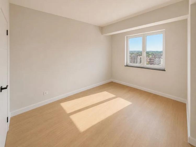Apartament cu 3 camere semidecomandat în Florești