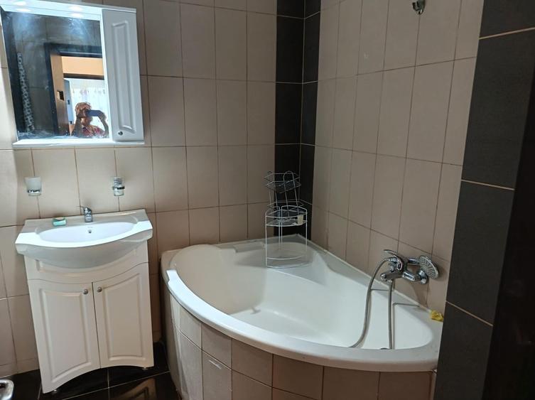 Apartament cu 3 camere semidecomandat în Militari