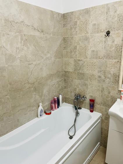 Apartament cu 2 camere decomandat în Roșu