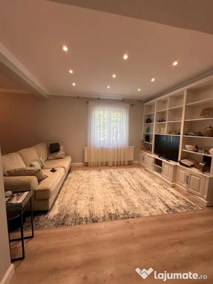 Casă cu 5 camere cu Teren 250 Mp în Central