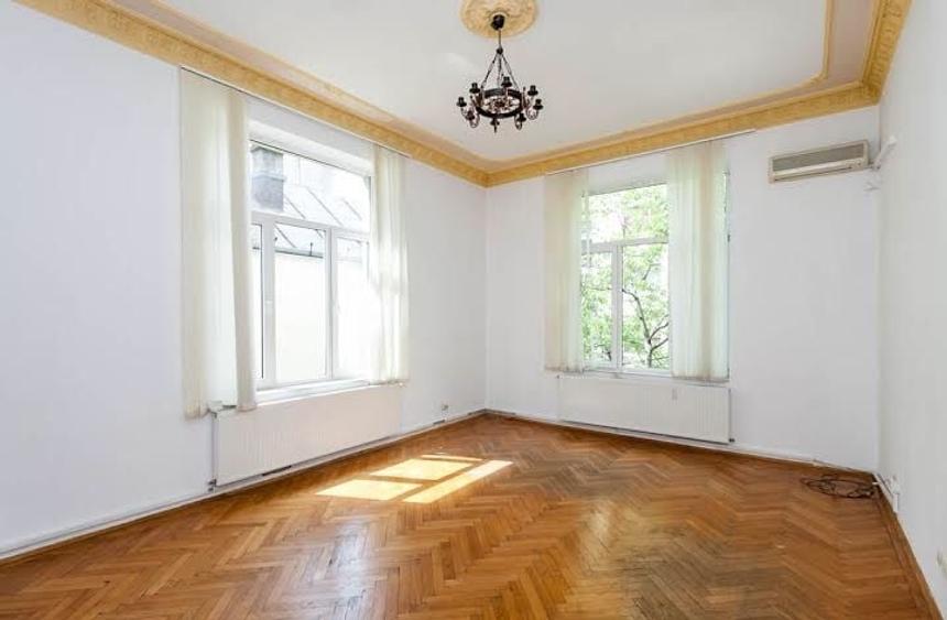 Casă cu 15 camere cu Canalizare în P-ța Romană