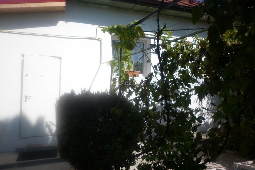 Casă cu 3 camere în Podul de Fier