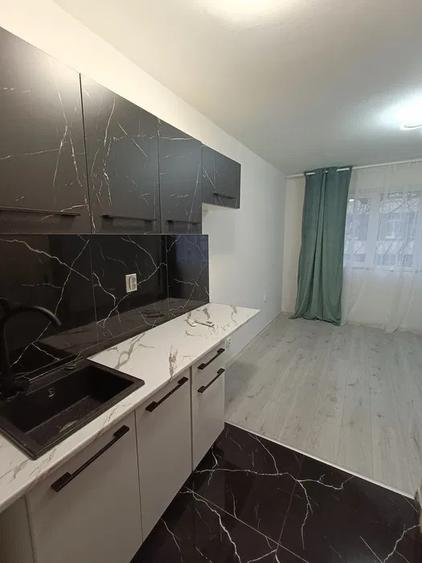 Garsoniera, etaj 1/4, zona Baza 3 - 1