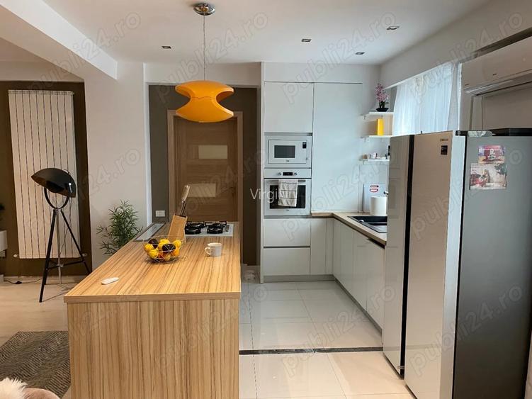 Apartament spatios de vanzare 3 camere Palazu Mare