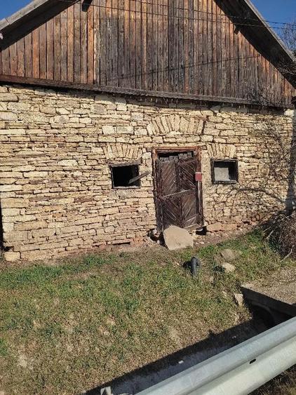 Casa grajd ?i gradina suprafa?a teren 2267metri patra?i - 2