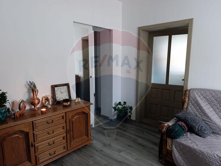 Casă individuală cu 5 camere cu Teren 343 Mp în Est