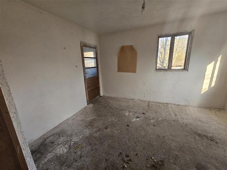 Teren 1000 mp si casa renovabila in Valcanesti . - 12