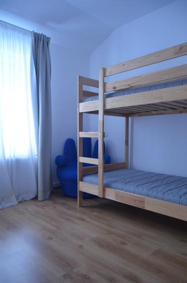 Apartament cu 3 camere decomandat, mobilat în Bușteni