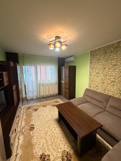 Inchiriem apartament cu 2 camere in zona Micro 20 (stradal), etaj 3, pret 400 E - 3