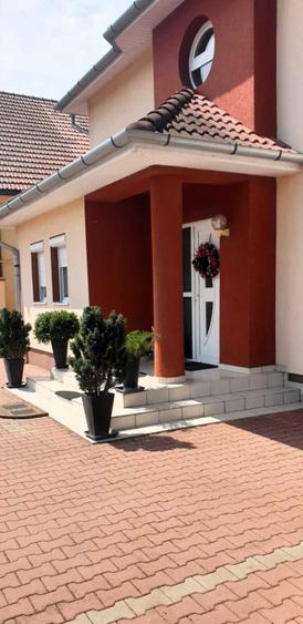 Casa spatioasa de vanzare in Chisineu-Cris zona linistita - 2