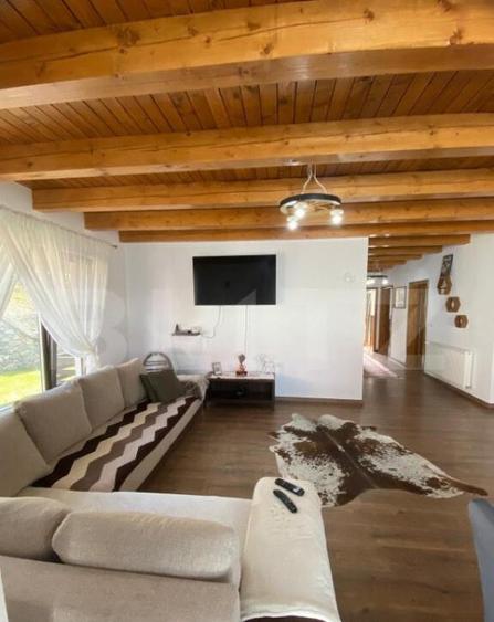 Casa de vanzare in Colibi?a, aproape de lac - 2