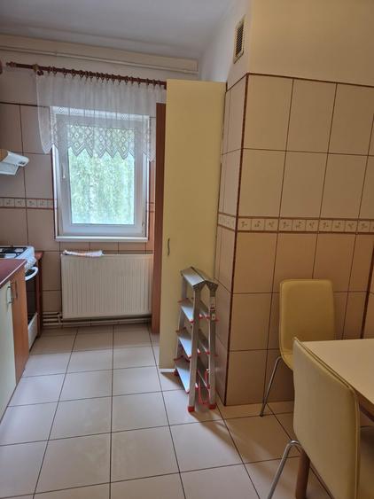 Apartament cu 3 camere decomandat în Tractorul