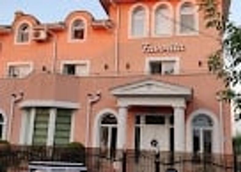 Casă individuală cu 15 camere cu Canalizare în Ultracentral