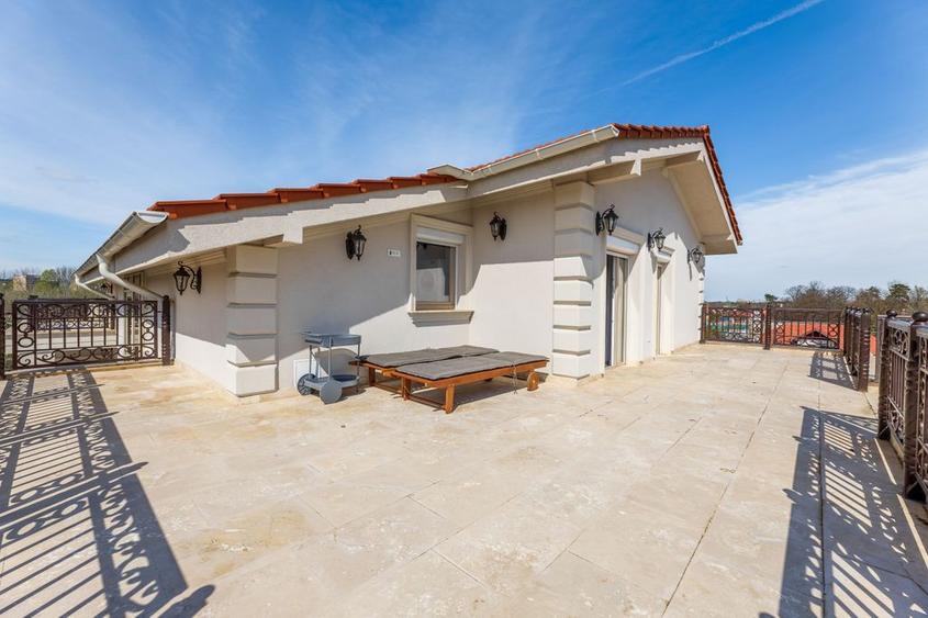 Apartament cu 3 camere semidecomandat în Intim