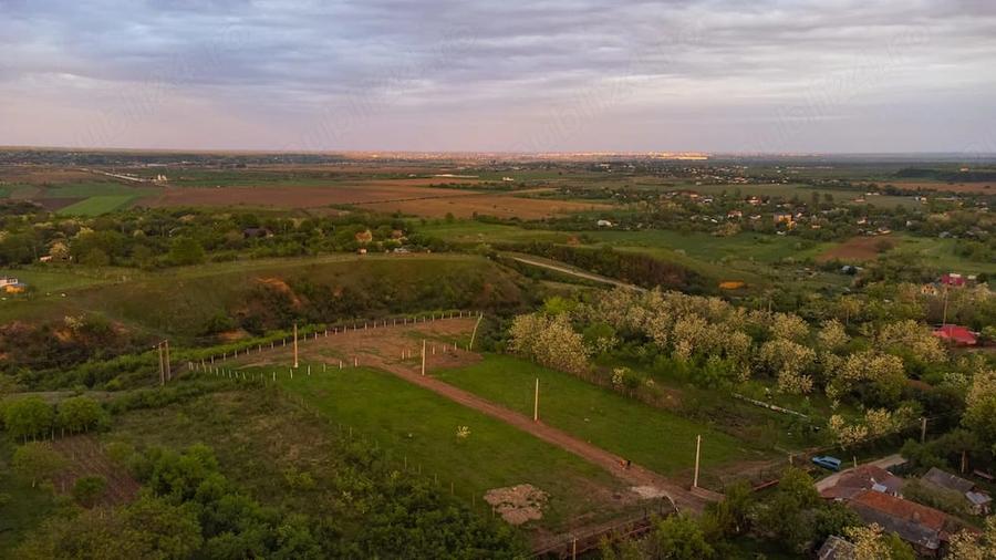Teren de 2400 mp, în Cârlomănești