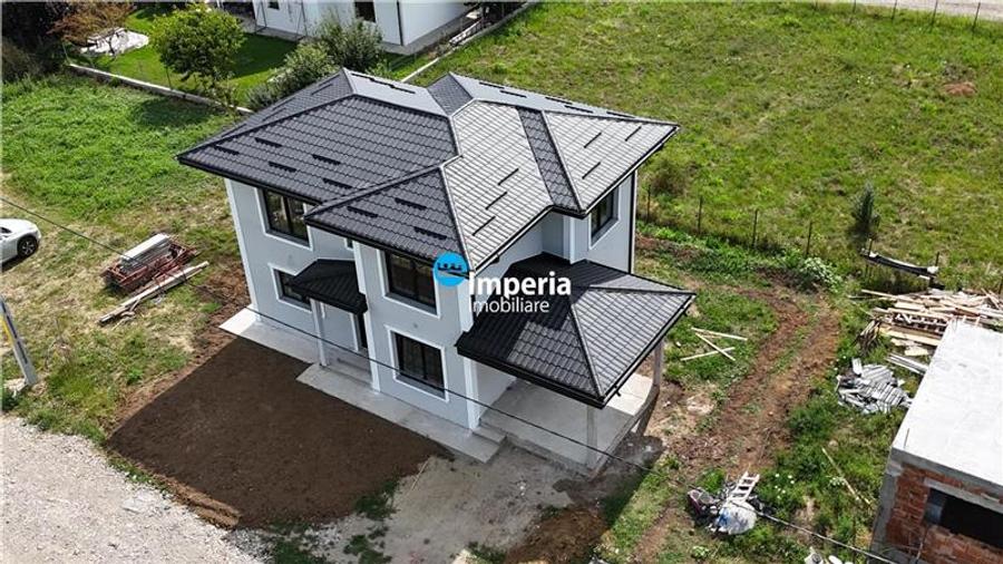 Casă individuală cu 4 camere cu Canalizare în Valea Ursului