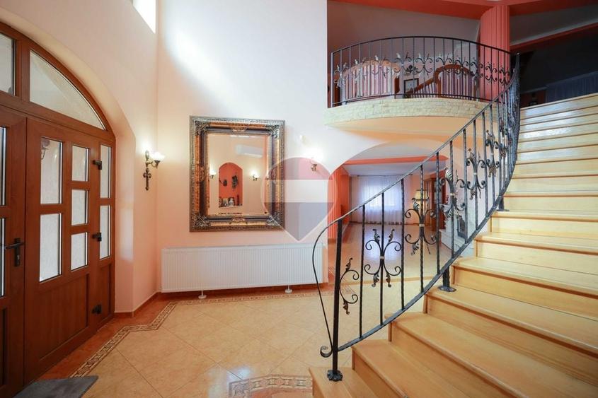 Casă individuală cu 5 camere cu Teren 1198 Mp în Central