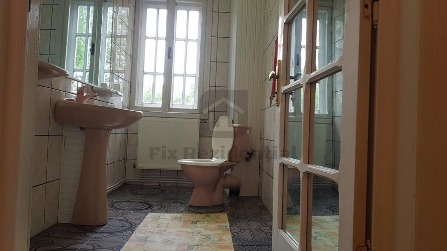 Casă individuală cu 9 camere cu Canalizare în Central