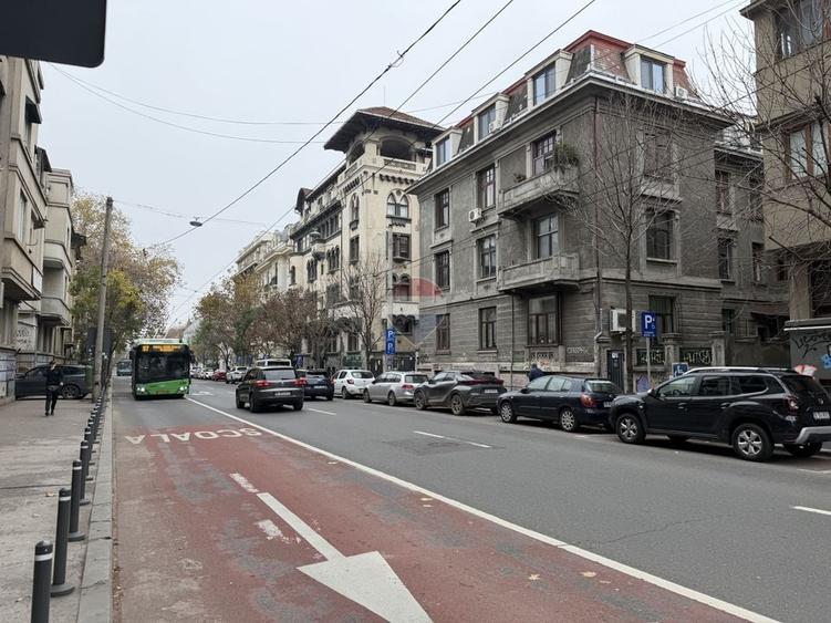 Apartament cu 3 camere semidecomandat în P-ța Romană