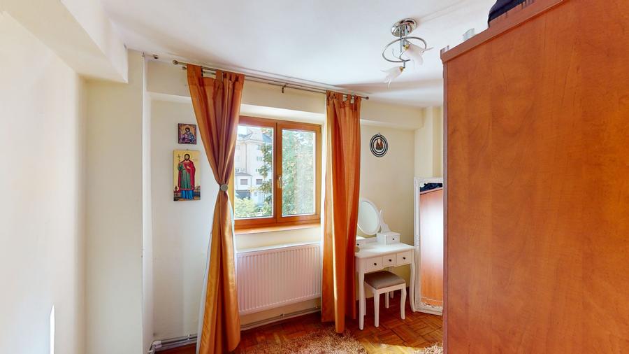 Apartament cu 4 camere decomandat, mobilat în Central
