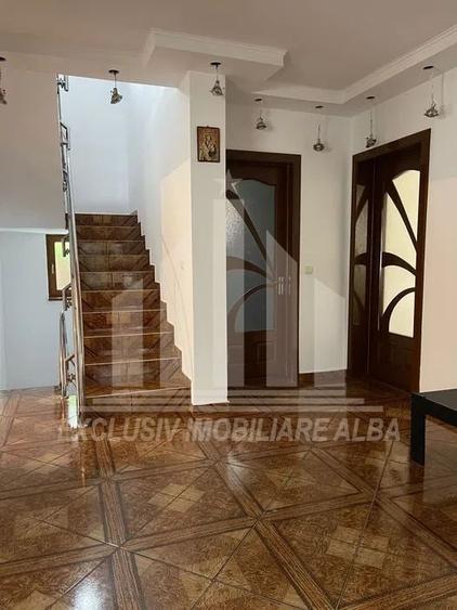 Casă individuală cu 5 camere cu Canalizare în Cetate