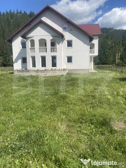 Casă cu 5 camere cu Teren 1755 Mp în Central
