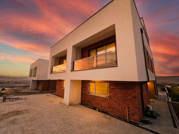Duplex cu 5 camere cu Canalizare în Florești