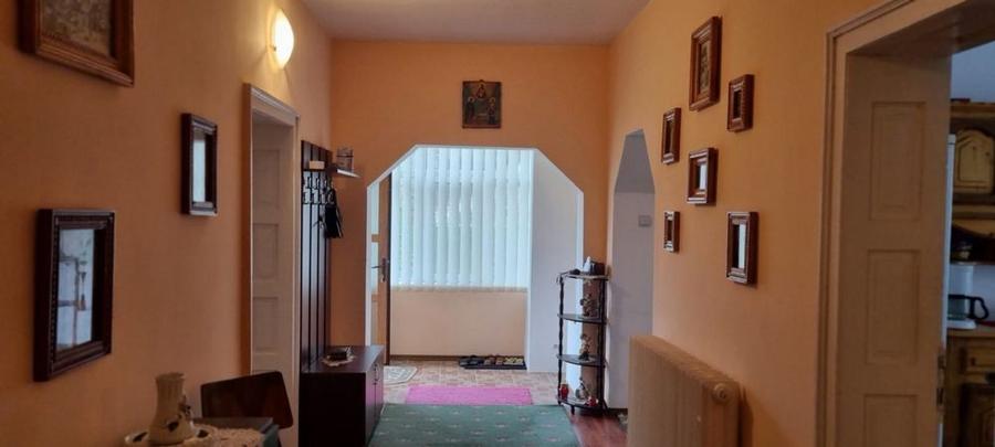Casă cu 4 camere în Urluiești