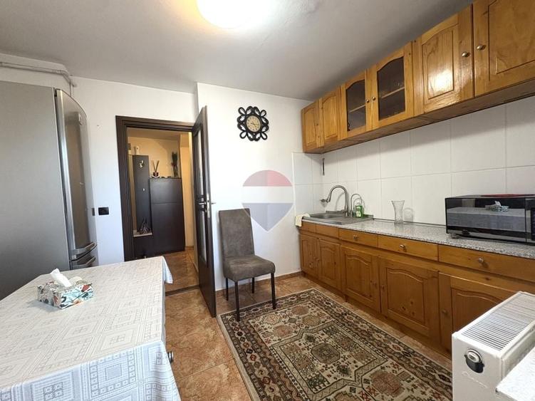 Apartament cu 3 camere decomandat, mobilat în City Park Mall