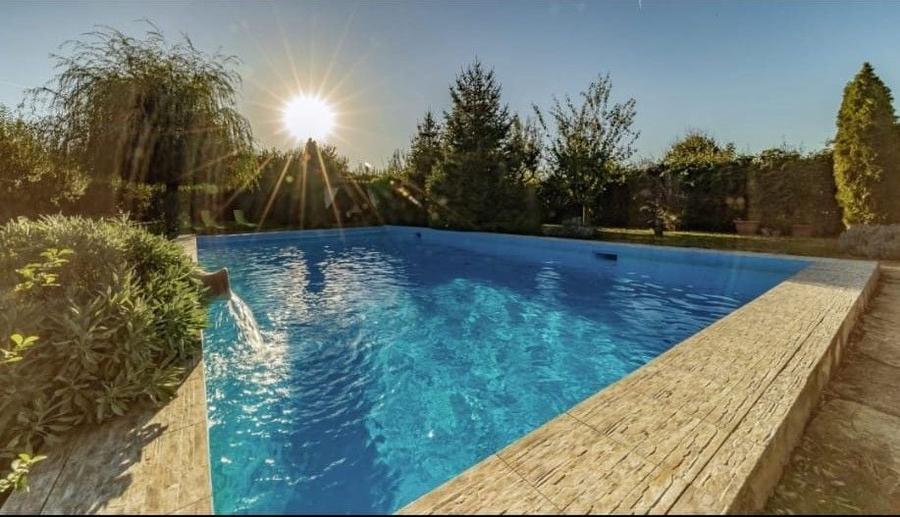 Casă individuală cu 8 camere cu Piscina în Ghermănești