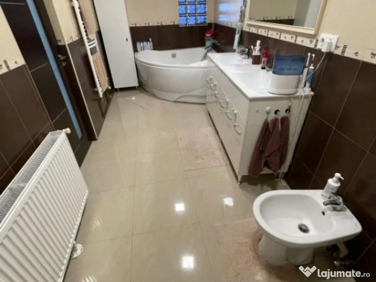 Casa spa?ioasa, complet mobilata, cu teren generos F - 10