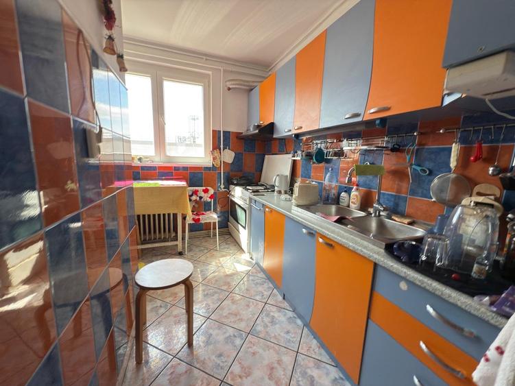 Apartament 4 camere, Ozana, langa scoala nr.116, doua bai, boxa in acte. - 2