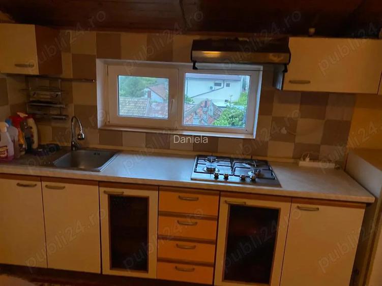 Inchiriez camera in vila