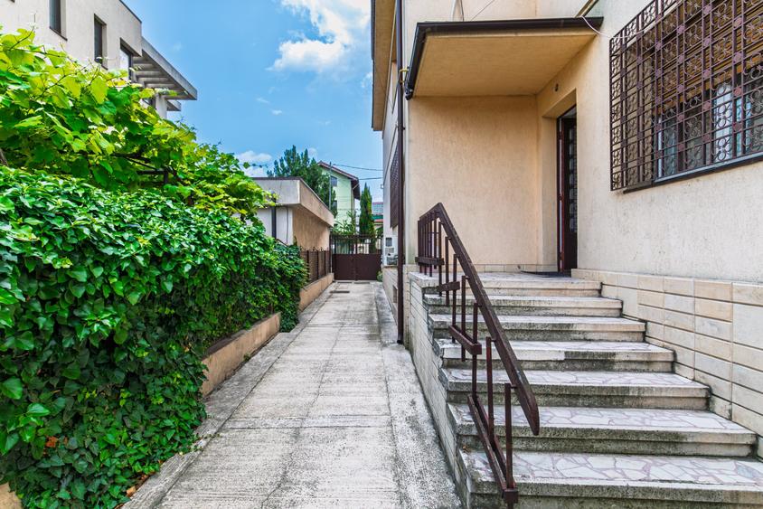 Vilă tip bloc 12 camere, 2 garaje 2 boxe  zona Tomis 1  Flămânda - 3