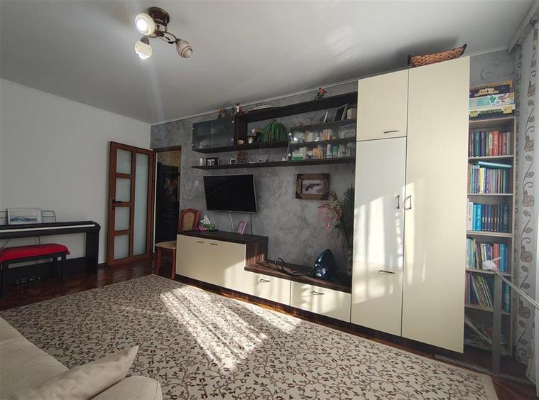 Apartament cu 3 camere decomandat, mobilat în Frumoasa