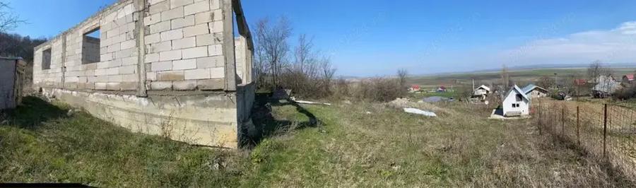 Teren cu casa la stadiul de acoperis si cabanuta - 2