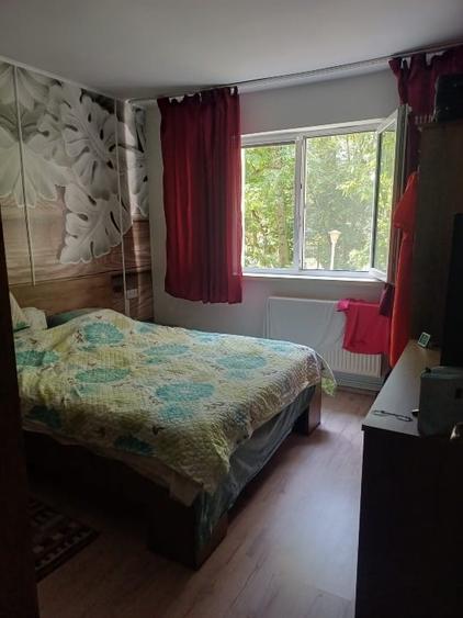 Apartament cu 3 camere semidecomandat, mobilat în Podu Roș
