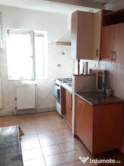 Apartament cu 3 camere decomandat în Tractorul